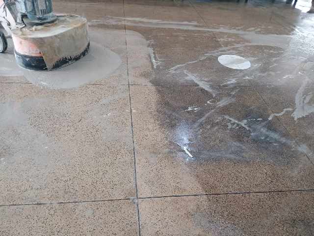 Limpeza de pisos encardidos e antiderrapante