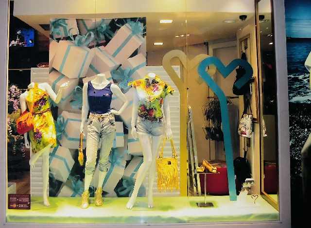 Foto 1 - Dsigner de vitrine  /  visual merchandising